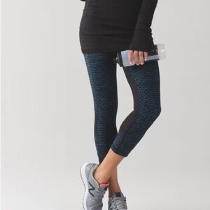 Lululemon Pace Rival Crop 
Shatter Weave Desert Teal Alberta Lake / Black size 8